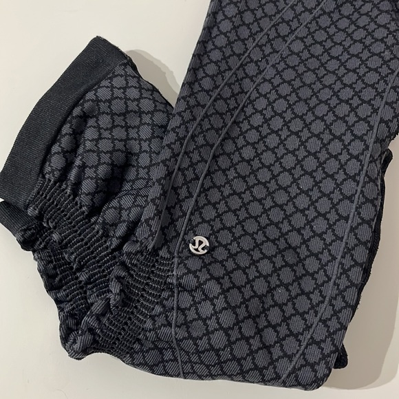 lululemon “In The Flow II” Seamless Crop, Size 2 - Picture 8 of 12